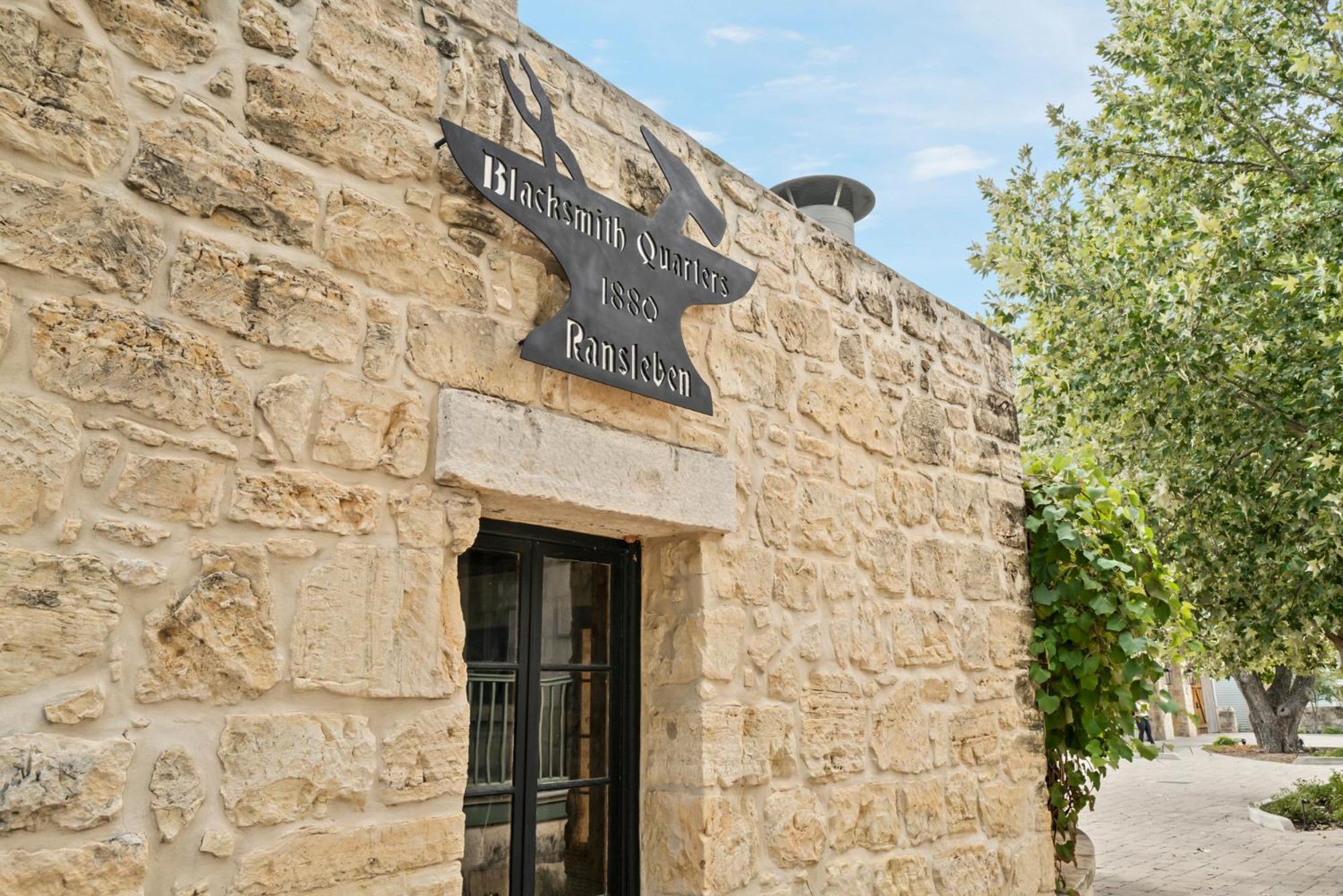 Blacksmith Quarters Fredericksburg Exterior foto